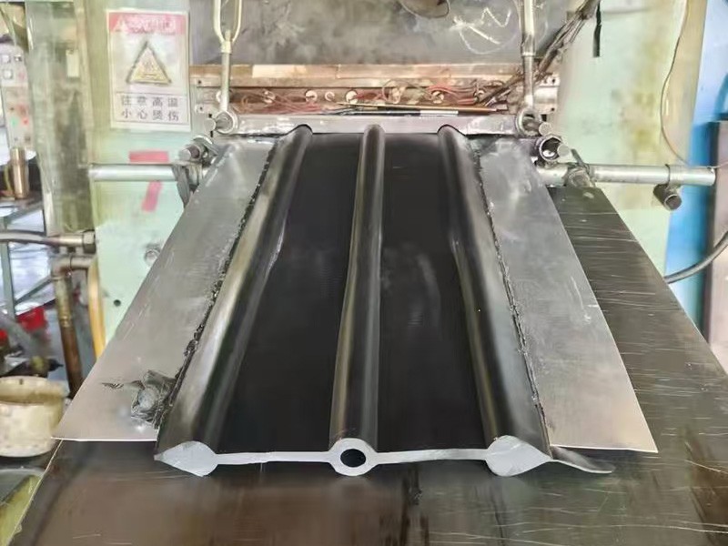 钢边橡胶止水带